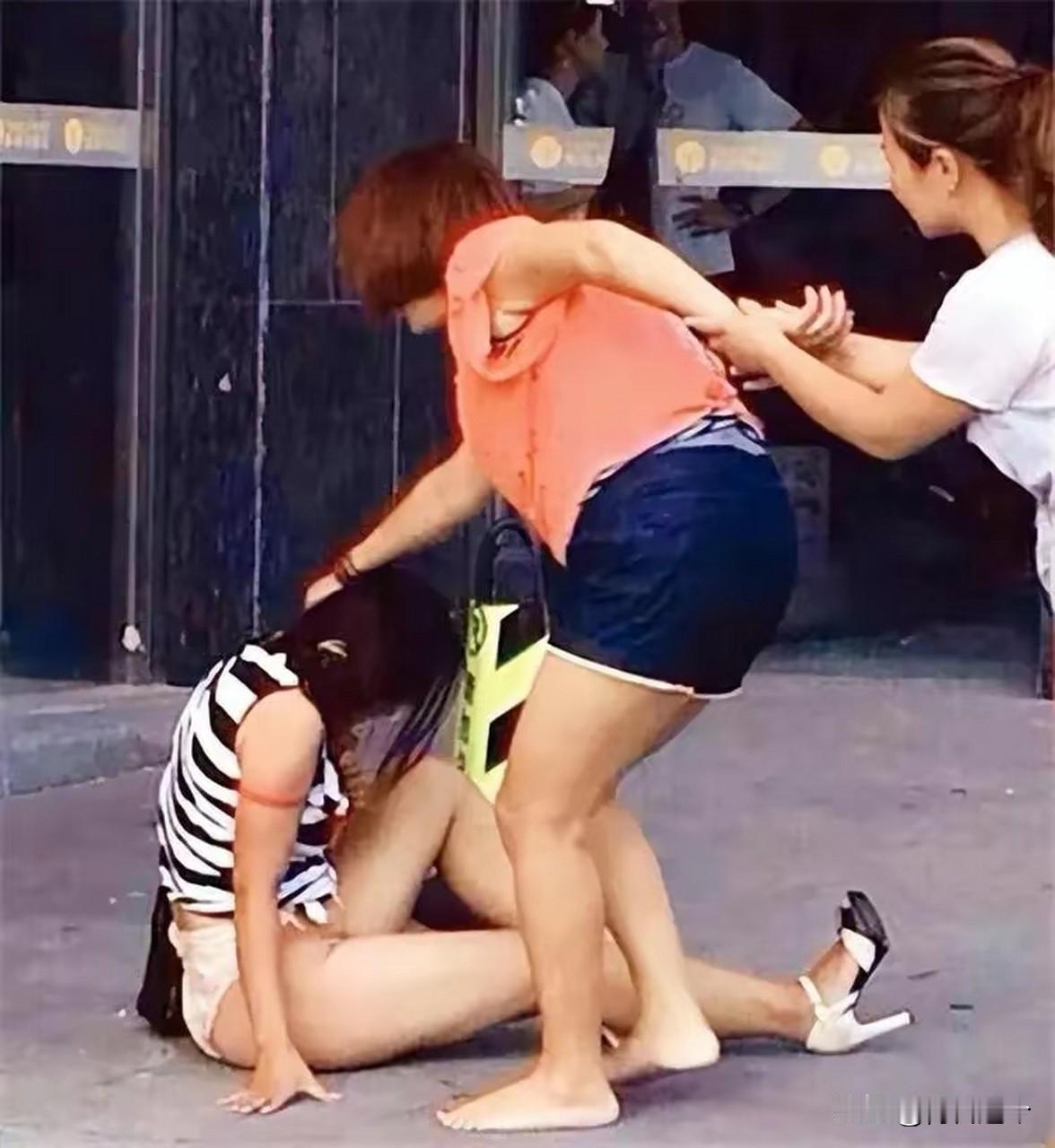 两大姑姐当众打我，我签字离婚连孩子都没要；丈夫加班赶到只说：姐，是你们把我媳妇打