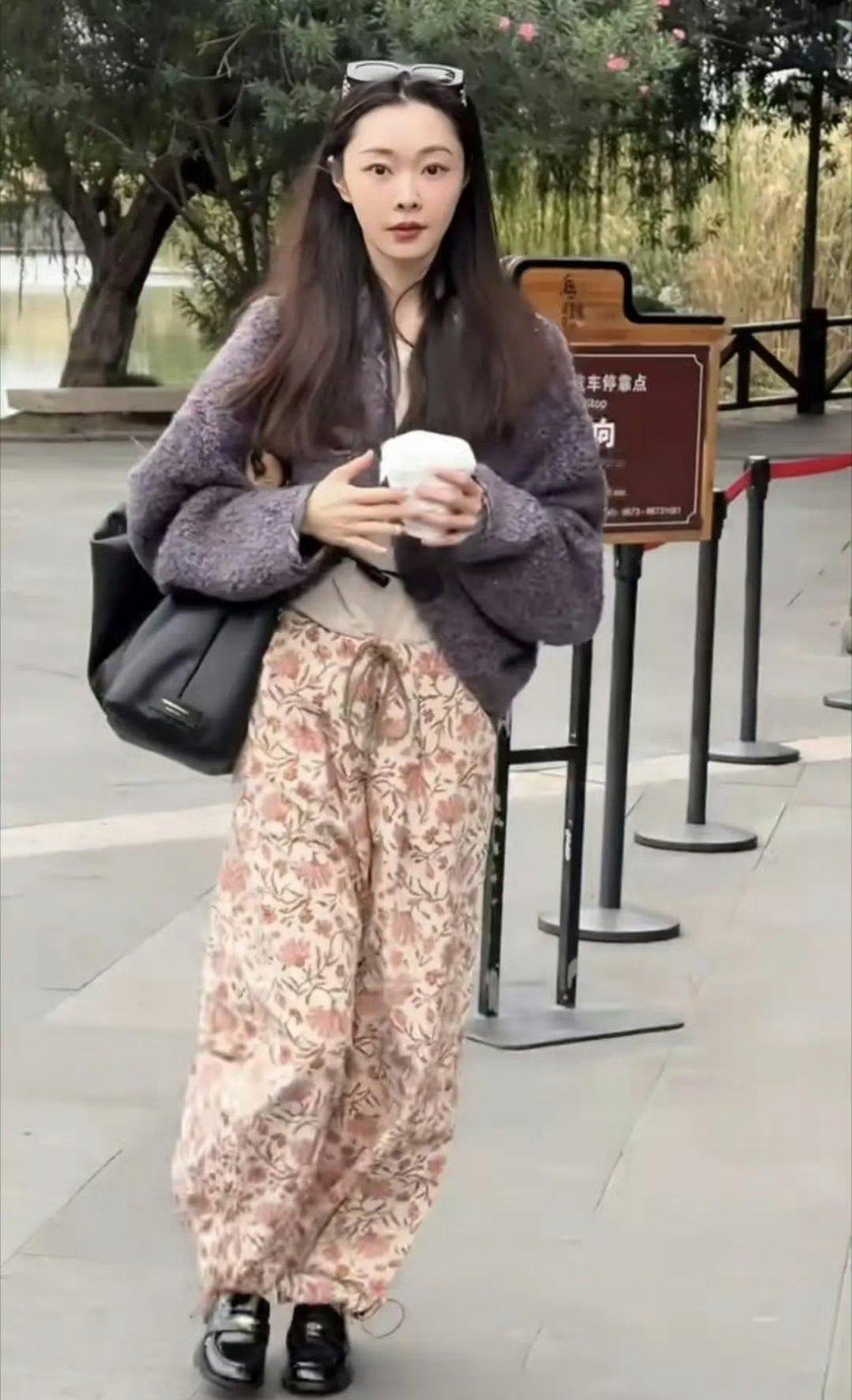 宋轶在乌镇穿着大花裤子黑皮鞋，模样超绝，气质这一块拿捏的死死的