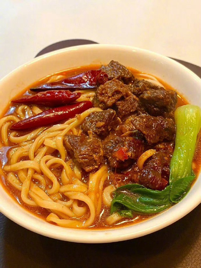 看饿了，说好的减肥呢？这红烧牛肉面看着真不错！