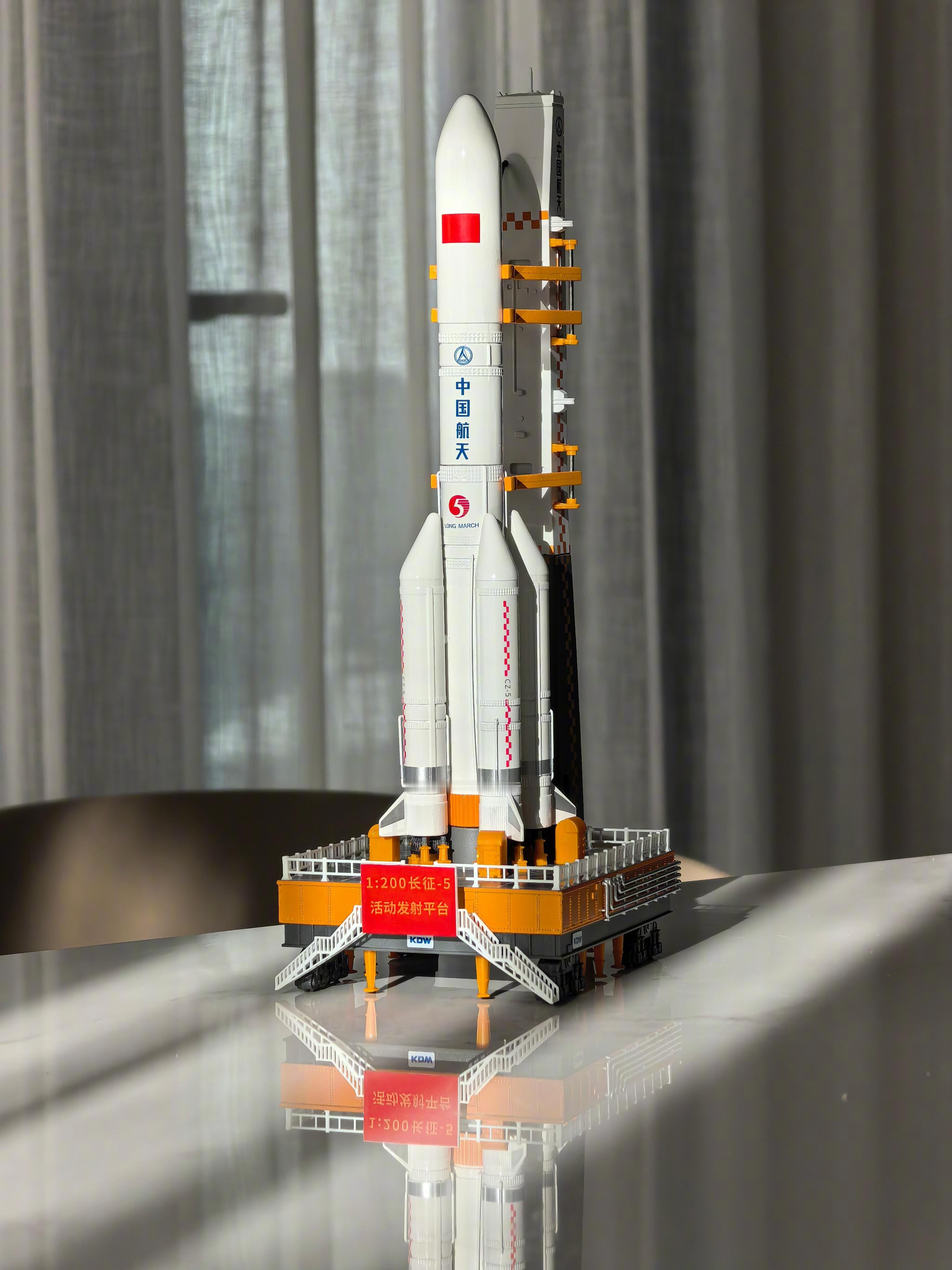 到了长征5火箭和移动发射平台的模型，喜欢！今儿对着模型给大家讲个这火箭的知识。