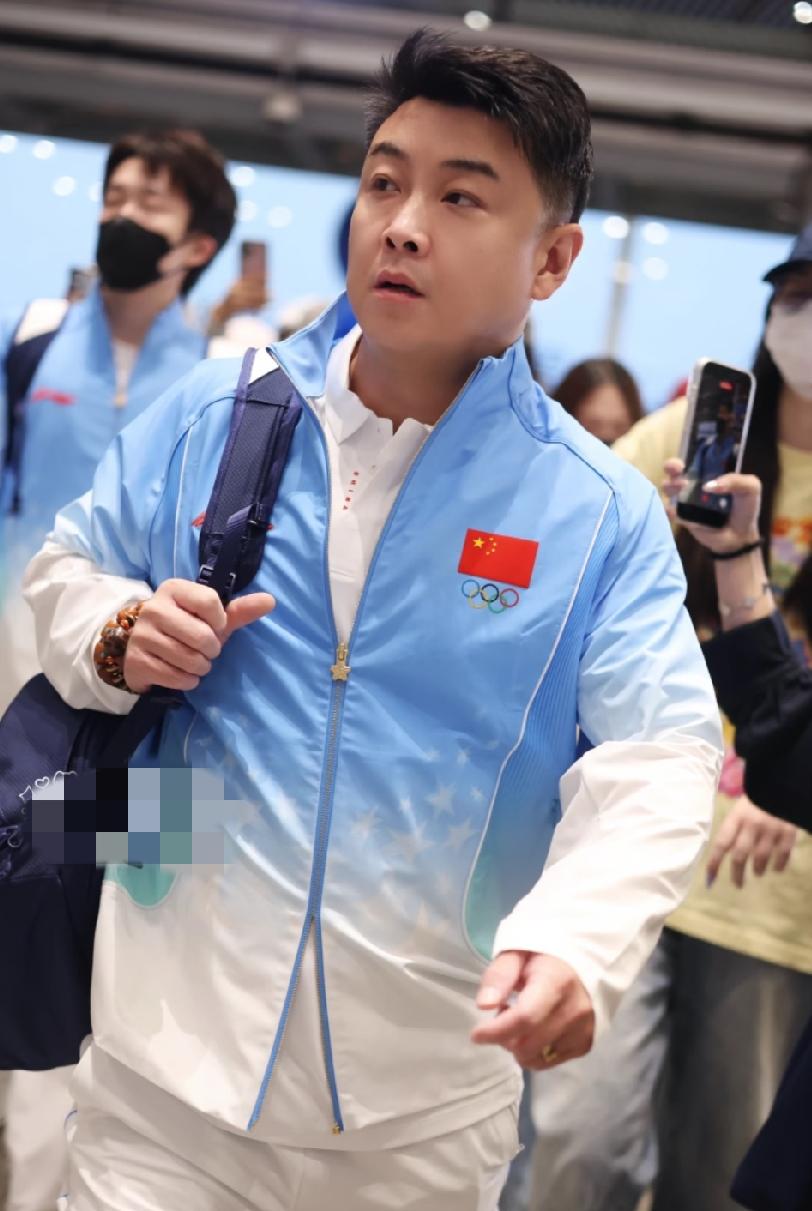 刷到王皓指导从北京出发，奔赴名古屋亚运会的画面啦这套蓝白渐变队服真的很衬人