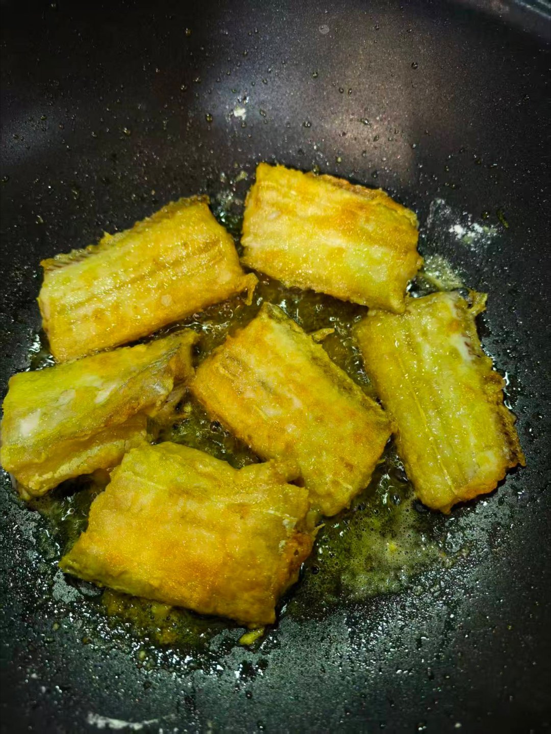 今天晚饭热量又得超标，先把带鱼炸了