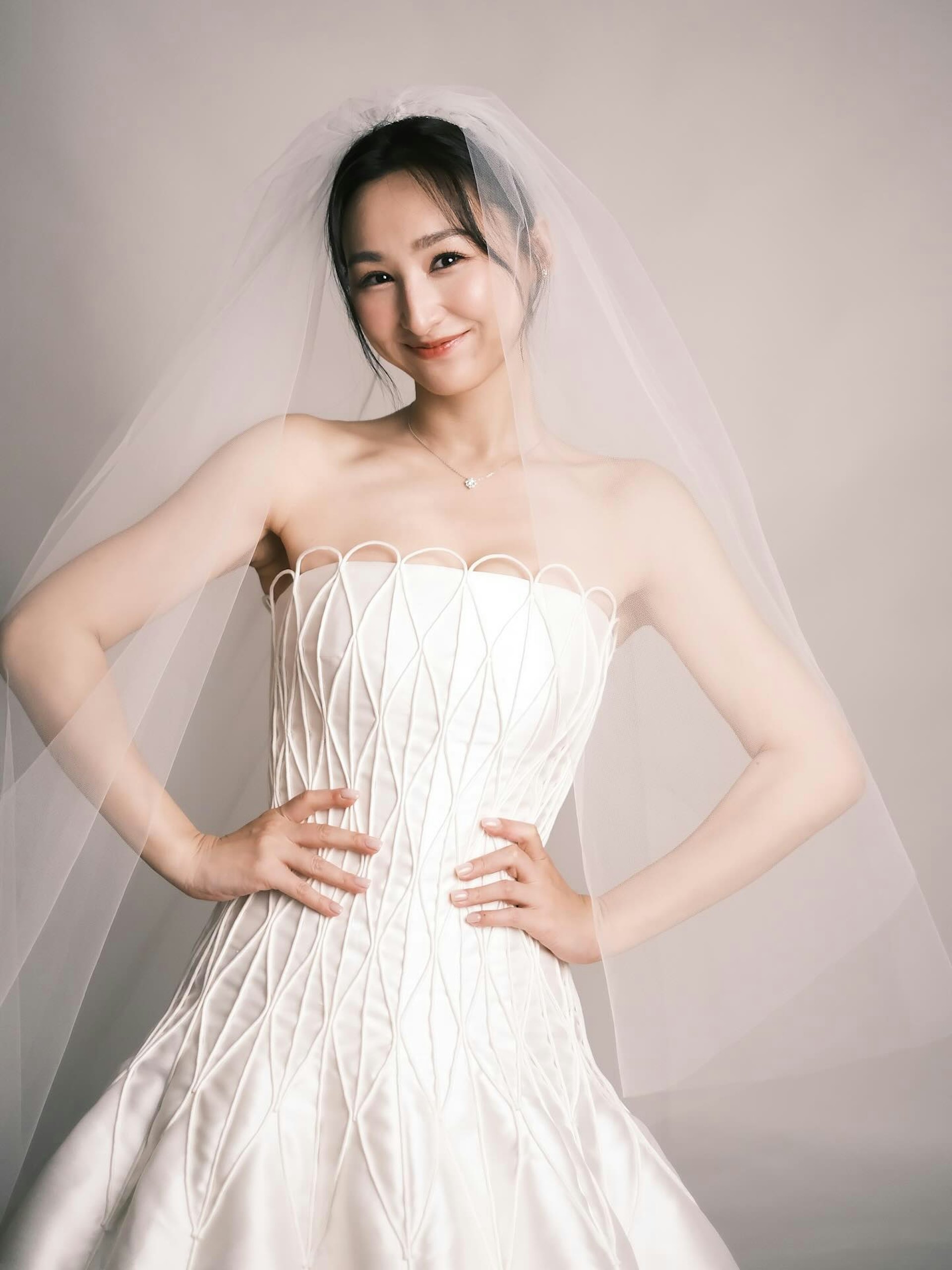 高海宁晒出婚纱照，直言也可以是单人的。高海宁自从与音乐人邓智伟分手后，至今依然单