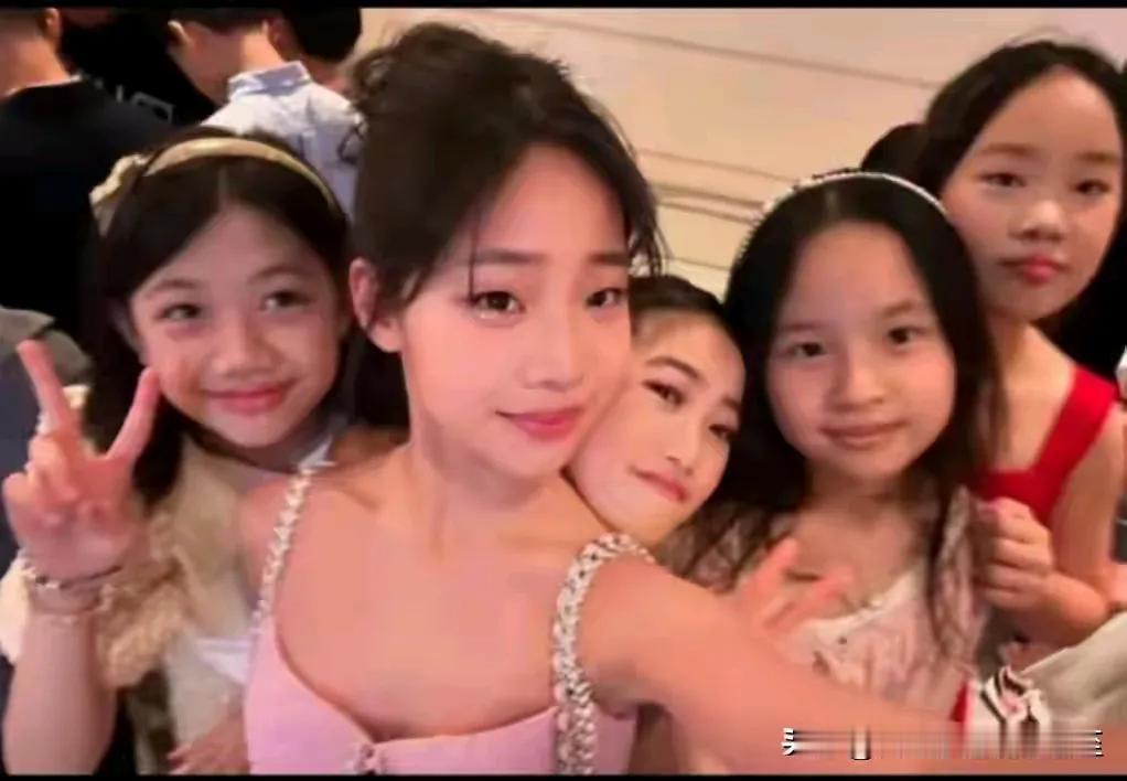 小S的小女儿才小学生就这么成熟了，这个女儿最像许雅钧，越长越好看。
