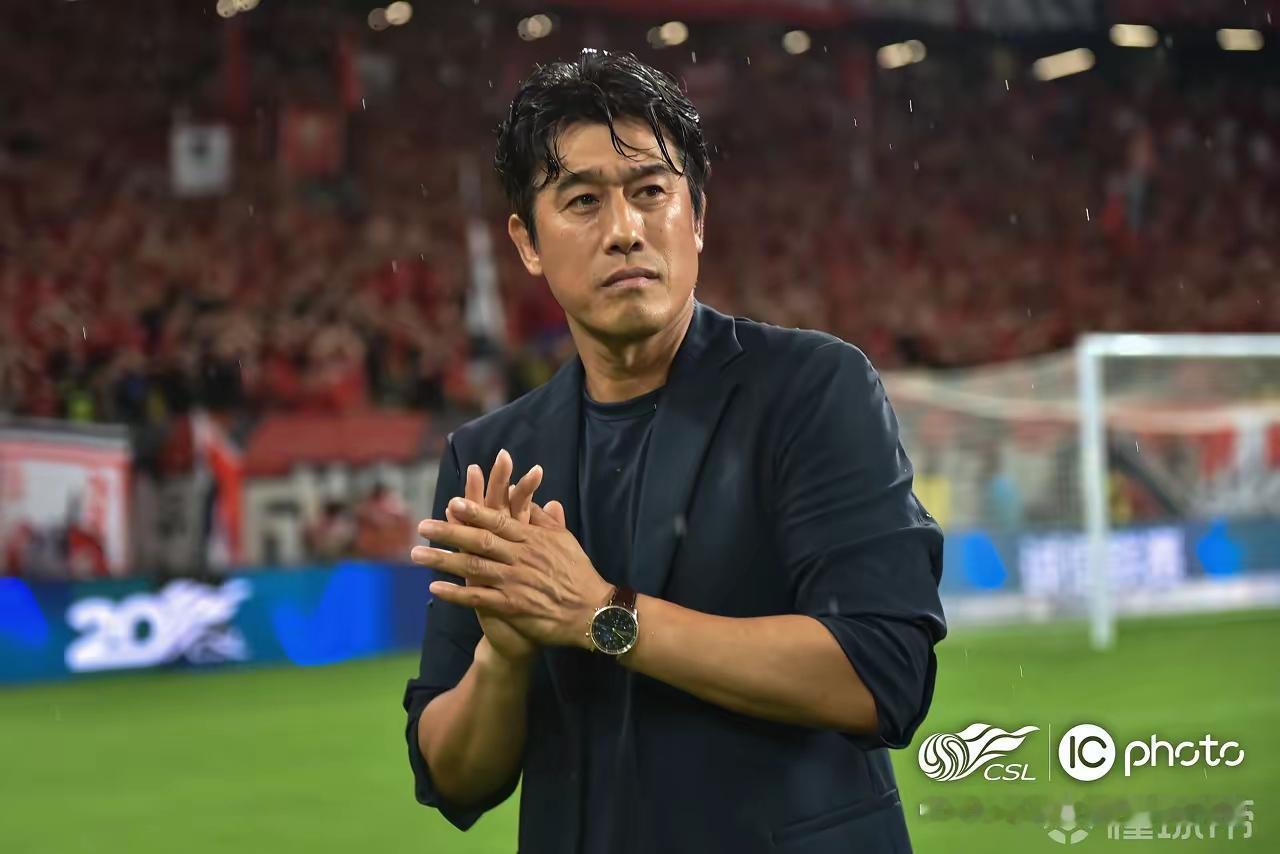 与江源FC赛后，蓉城主帅徐正源除与郑暻镐拥抱外，居然进场与对方球员逐一进行“摸头