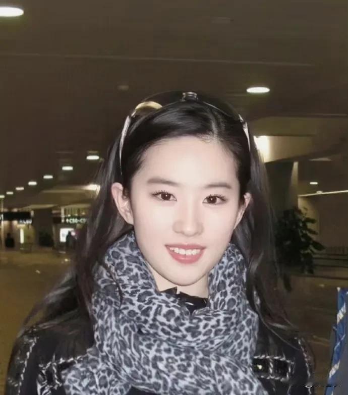 我觉得对刘亦菲来说；那种普通人体会的痛苦被一种更庞大的虚无替代了。因为她这种