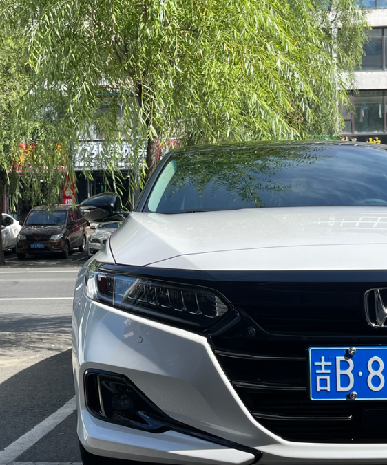 雅阁幻夜尊贵用车体验一，油耗油耗的话我看车友圈里车友群里多少都有，我目前油耗