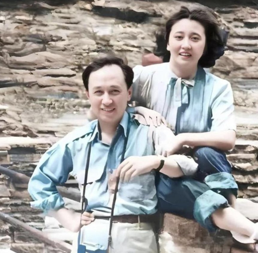 钱学森年轻时到底多帅？1936年他与同学的合影，当时25岁长相俊朗“钱兄这身