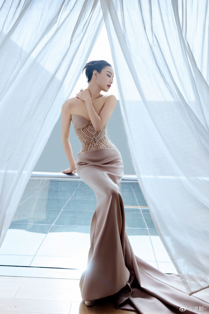 倪妮大光明大红唇的杀伤力大红唇遇上裸粉鱼尾裙，倪妮这身造型杀疯了！蕾丝雕花柔