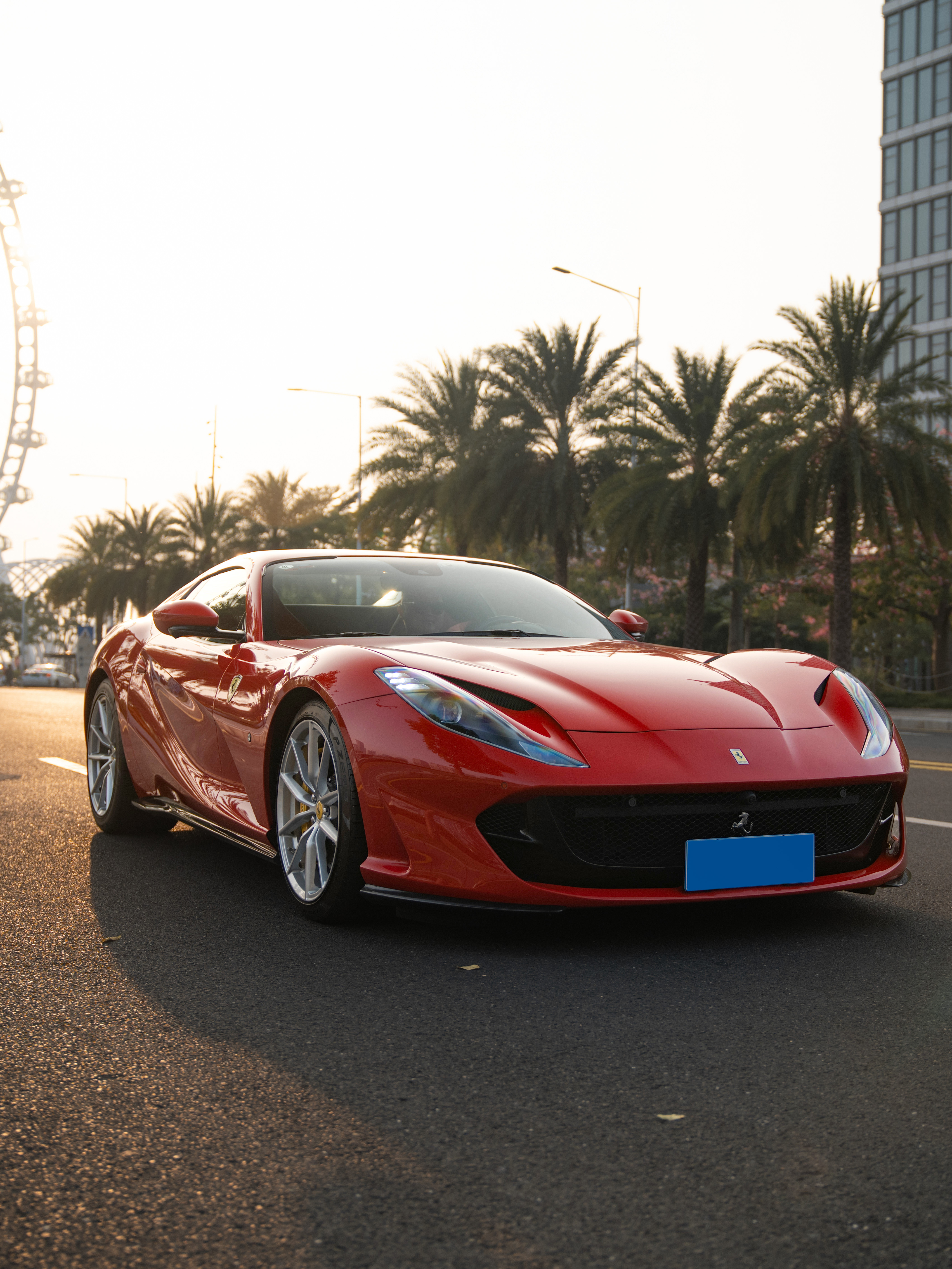 应该没有人不喜欢一台法拉利吧？昨天开的这台812Superfast，上路可以说