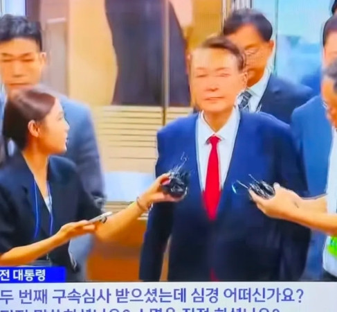 尹锡悦打感情牌，他说，他现在已经是孤立无援了，希望不要撤走他的律师，要是把律师撤
