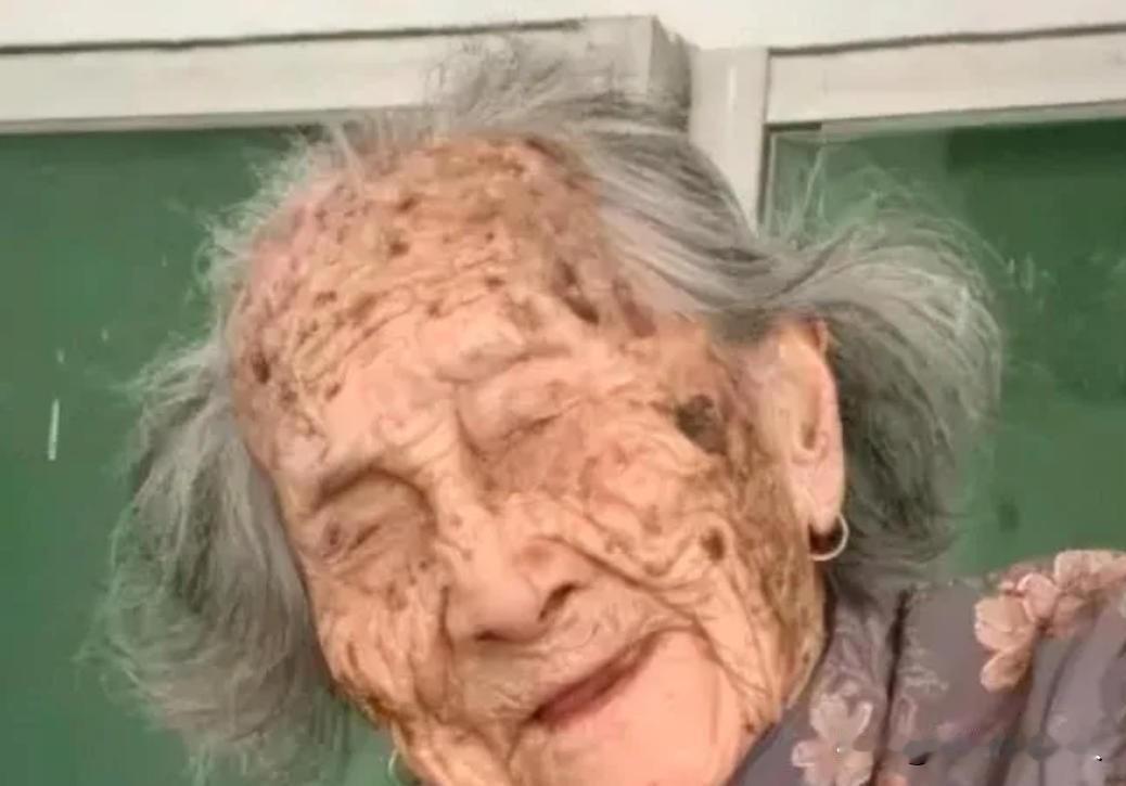 “中国长寿之母”2025年元旦离世，1902年出生的林蛇母，一共有100多名儿孙