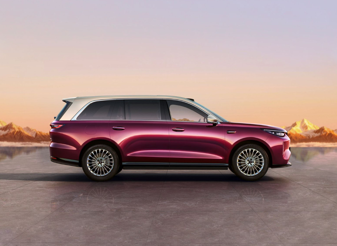 魏牌V9X宣布代言人魏建军有没有发现一个现象？大多数车企老板和新车的关系，止步