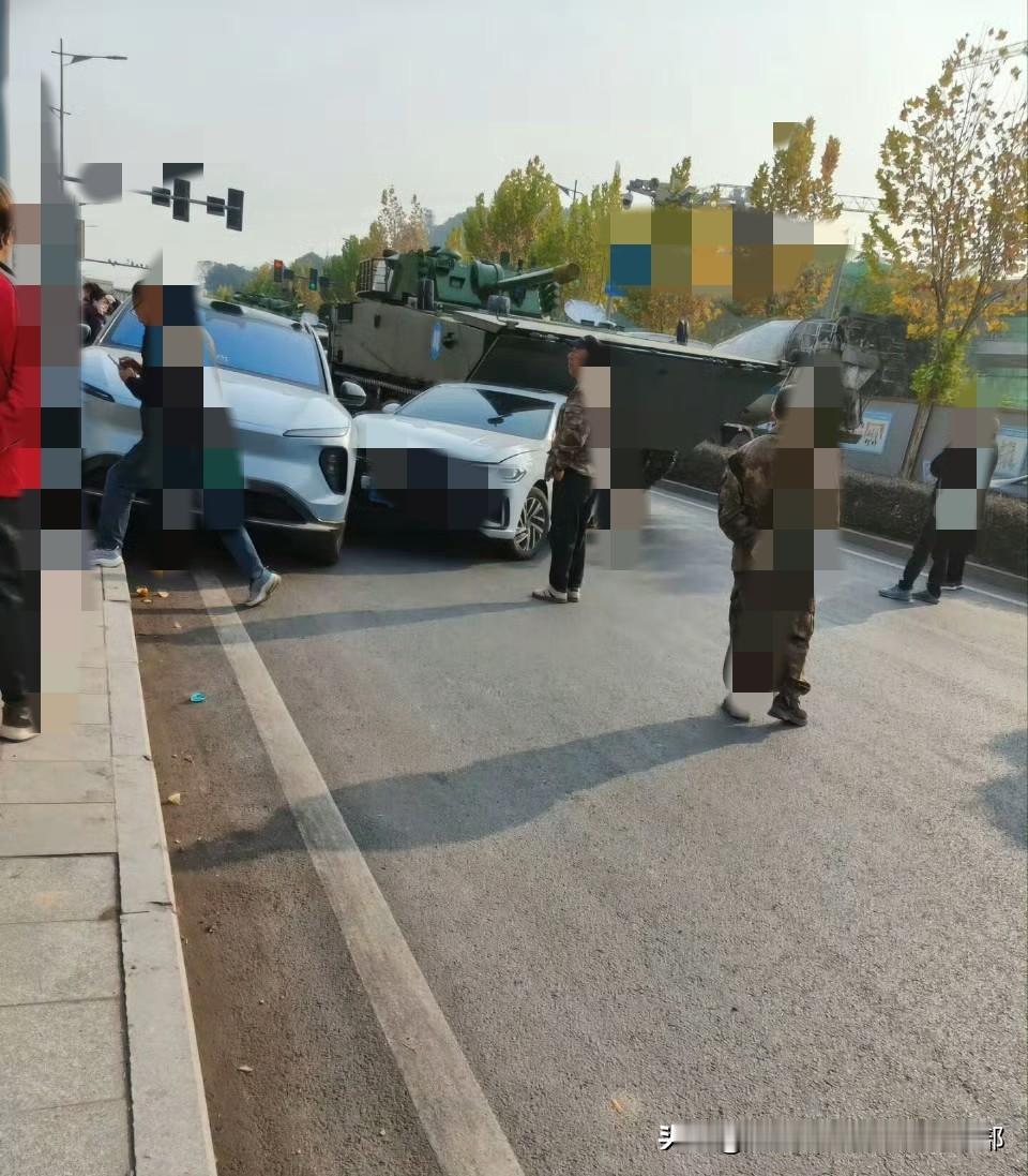 “喂，保险公司吗？我车被撞了。”“对方什么车您看清了吗？”“坦克。”