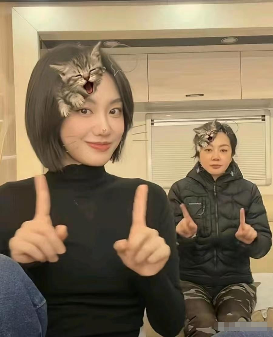看到闫妮和女儿同框的照片，视线总是不自觉地被她女儿吸引过去——那姑娘长得真是好看