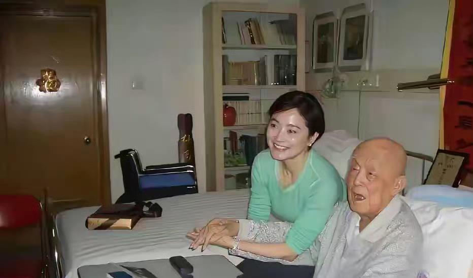 2007年，北京，季羡林家里。林青霞推门进去，54岁，一身素衣，笑得有点拘谨