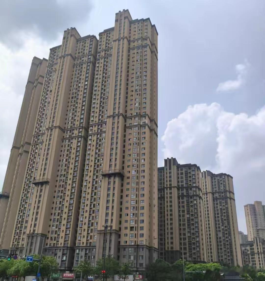实话实说，现在见到这种高层建筑物就害怕说一个扎心的大实话吧有好多地方连物业费