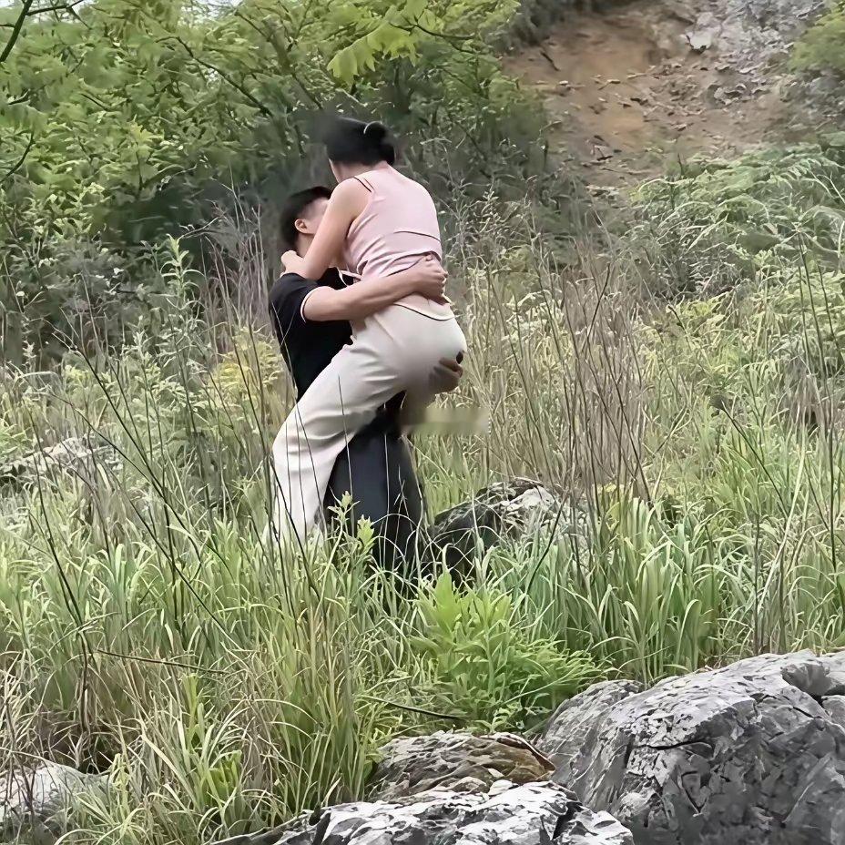 带娃徒步爬山看风景，没想到看见了这一幕…​​​