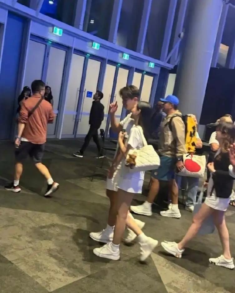 小S二女儿Lily被拍到和男性朋友在墨尔本逛街，两人穿着白色短裤，手挽着手走路，