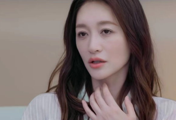 李小冉我和谢娜未成名前就是好朋友了但因为谢娜和我走的不是一个路线，她是主持人，