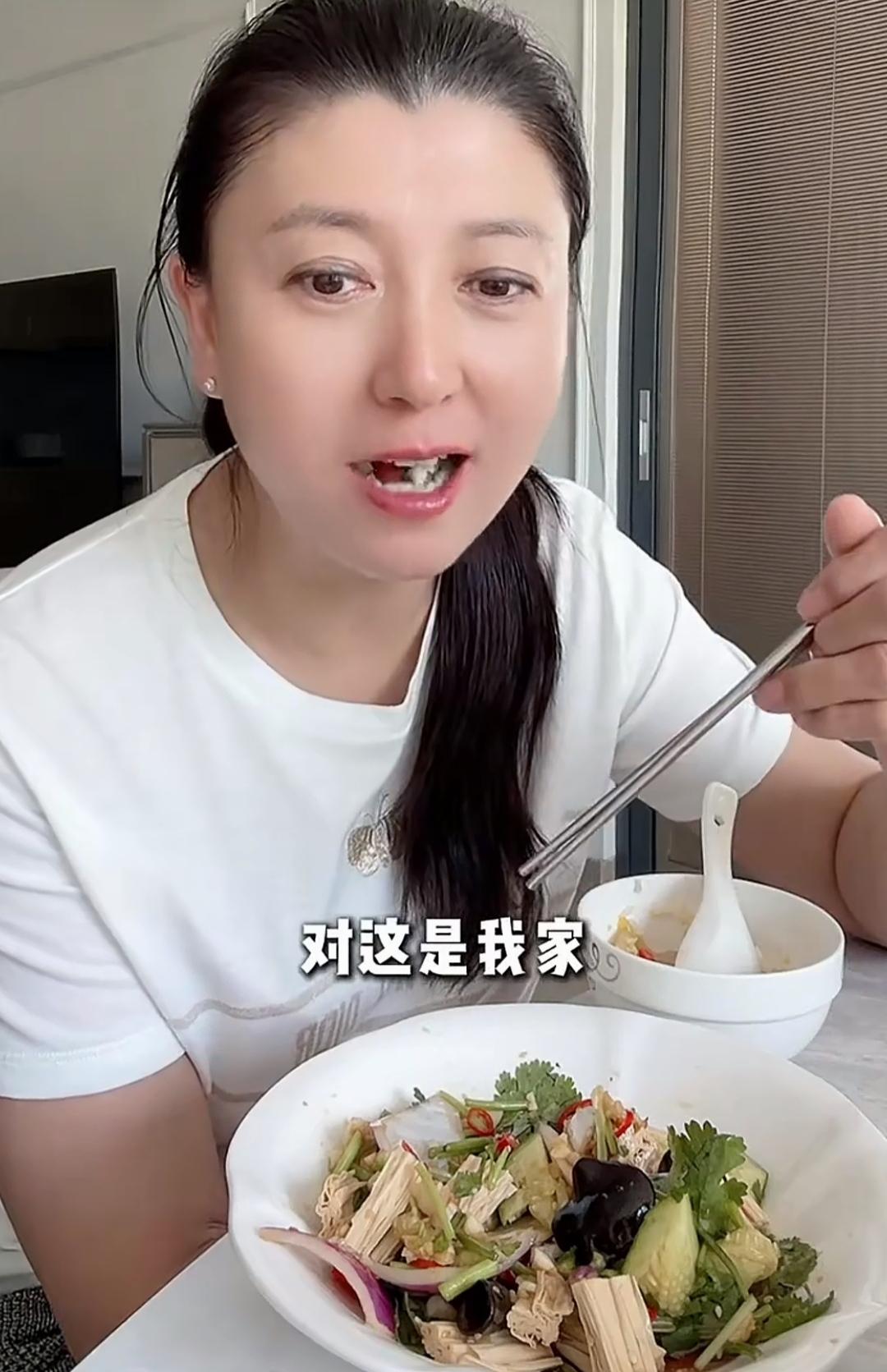 闫学晶这次登上热搜，可能有一个后果，那就是转变大家对明星带货的看法。闫大姐这