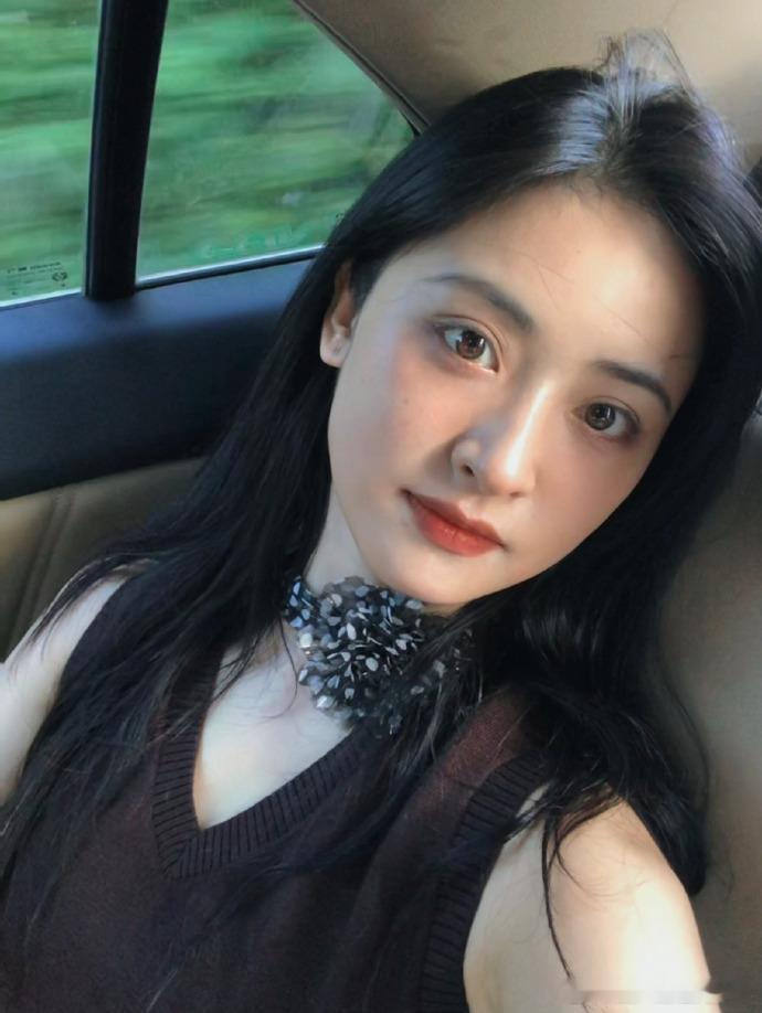 沈月撞档沈月沈月的双倍营业太惊喜！从校园到四川，每一面都让人超喜欢！