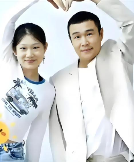 小沈阳女儿跑调引热议！一句自嘲化解尴尬，却被戳中“拼父母”痛点沈佳润登台表