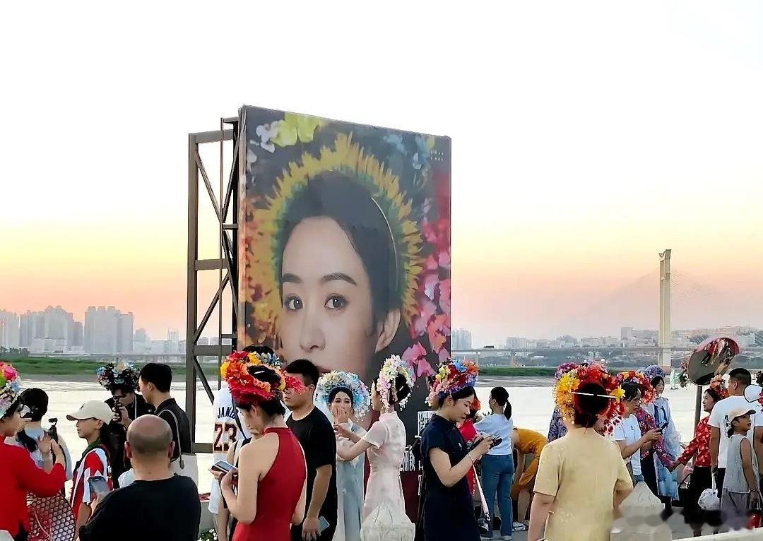 蟳埔村在自己的标志性码头，给赵丽颖立了一个大招牌，可见赵丽颖在蟳埔的影响力[苦涩