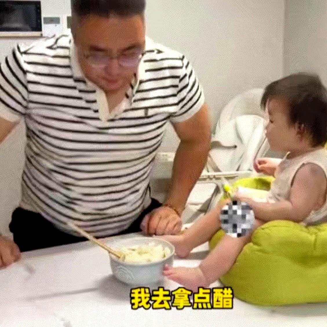 但是评论区依旧很热闹浙江有一位父亲，在餐桌上吃面条觉得味道淡。就这么一转眼