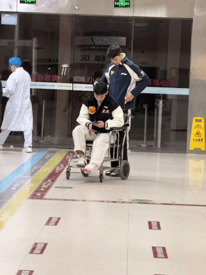 媒体人分享徐杰最新动态: 看来徐杰这回崴得比较厉害