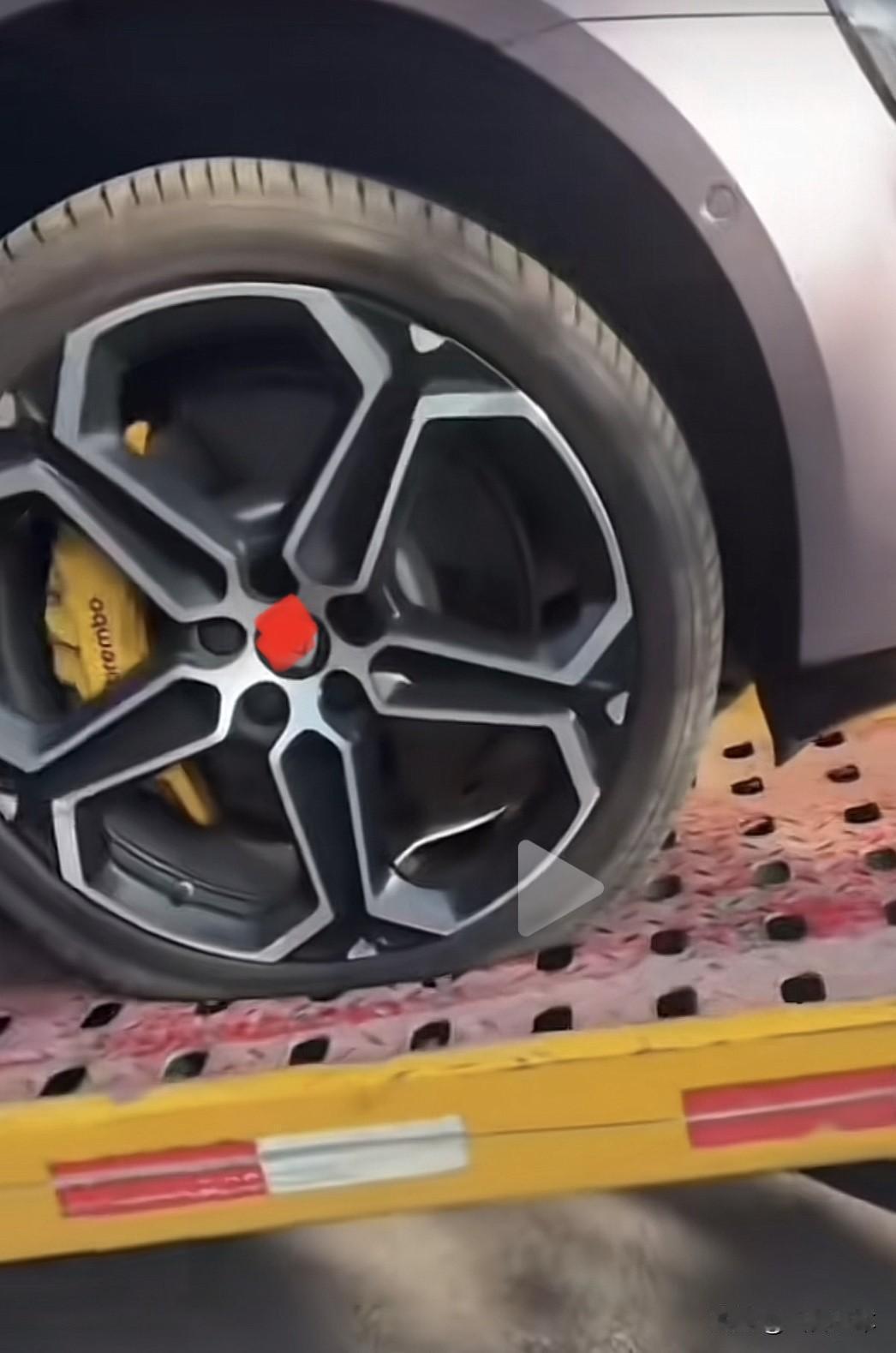 轮胎爆的见多了，爆轮毂的第一次见。汽车发展140年来，这样的案例我们又做到同行第