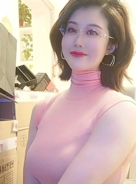 操心的小姨子我的这个小姨子真是让人一言难尽啊！她是我岳父岳母的老来得子，但今年