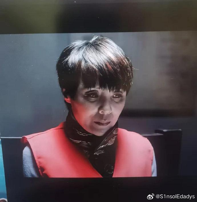 《人民的名义》中，侯亮平给欧阳菁送的蛋糕上写着“为人民服务”。这个细节让人印象深