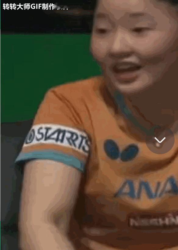 图1中张本美和的这个表情呈现了怎样的情绪？眼看哥哥首局被邱党11-3摩擦，她有点