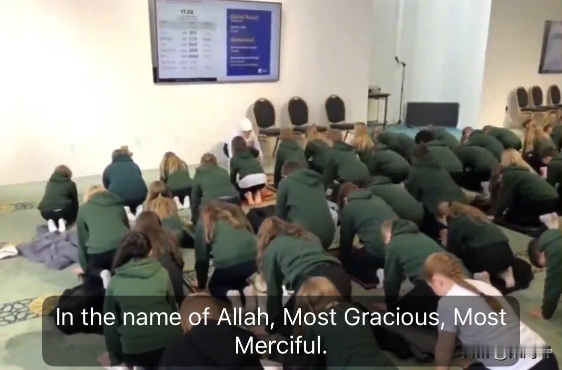 这是英国纽卡斯尔霍洛格林小学的孩子们被迫信奉伊斯兰教的场景。