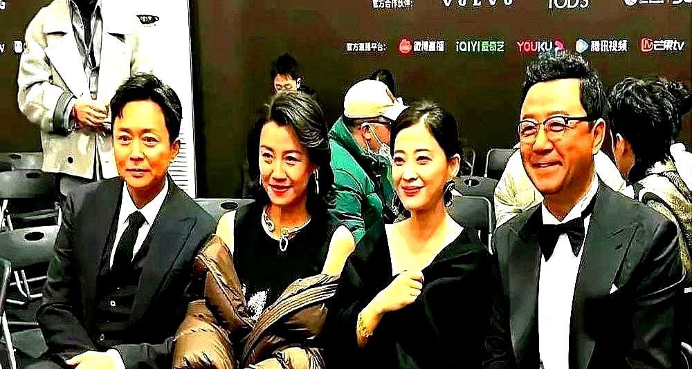 你敢相信吗？那个在村口扶着墙、满脸褶子的邋遢老太婆，真实身份竟然是青岛歌舞团的首