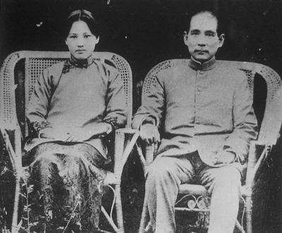 1925年3月12日上午9时30分，北京铁狮子胡同5号，孙中山的手慢慢凉了。