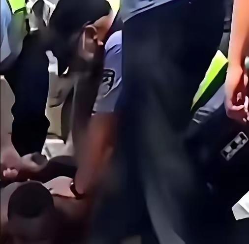 深圳一商场里，一外籍人员撒泼推搡，还大喊“中国警察管不着我”。民警耐着性子给