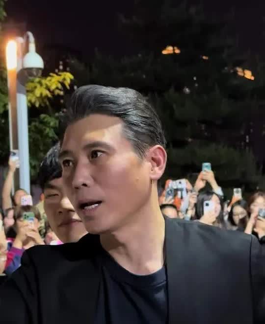 我表姐亲眼见过李乃文本人，她说近距离接触跟网上看差别还是很大的，在舞台剧