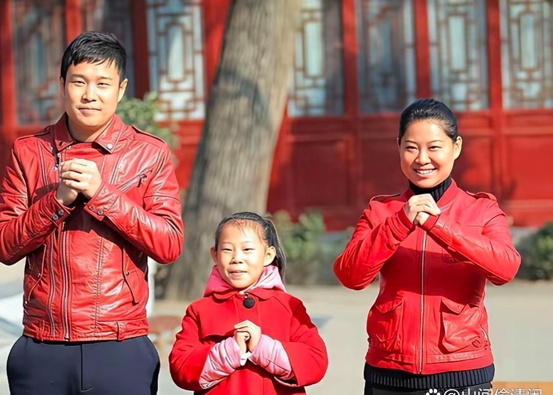 沈佳润这脸变化也太大了，看着跟小时候完全不一样，不少人都在猜是不是动了刀子。不过