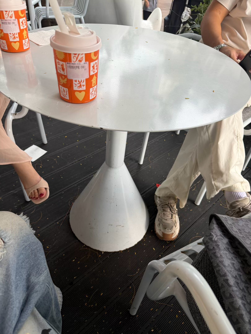 和大美女坐着喝个咖啡都能有人坐我们桌子赖着不走我服了真想天天带把ak[握手]