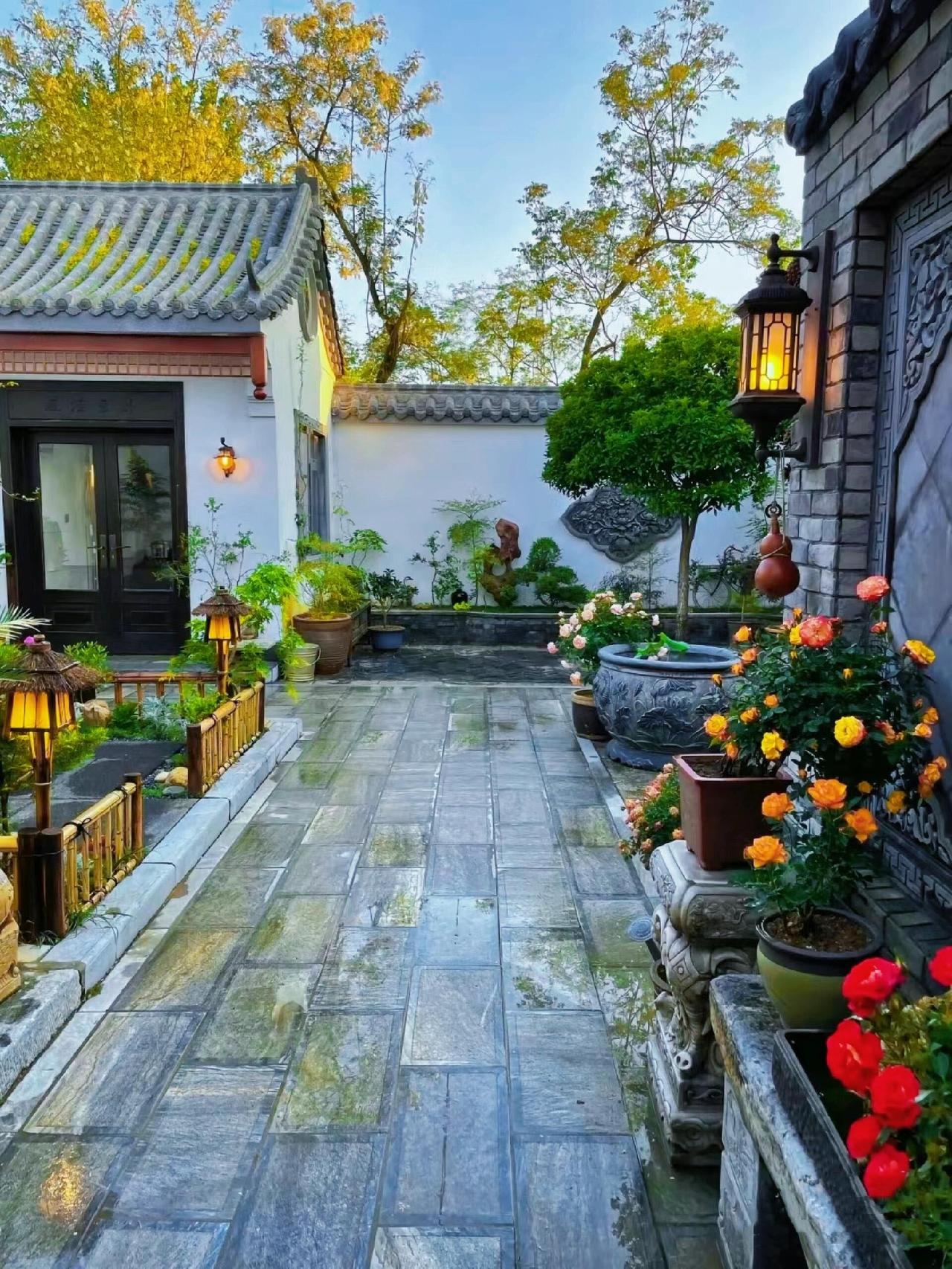 回乡下，建个小院过日子，一半是人间烟火，一半是清欢自在。河南有一男子晒出生活照，