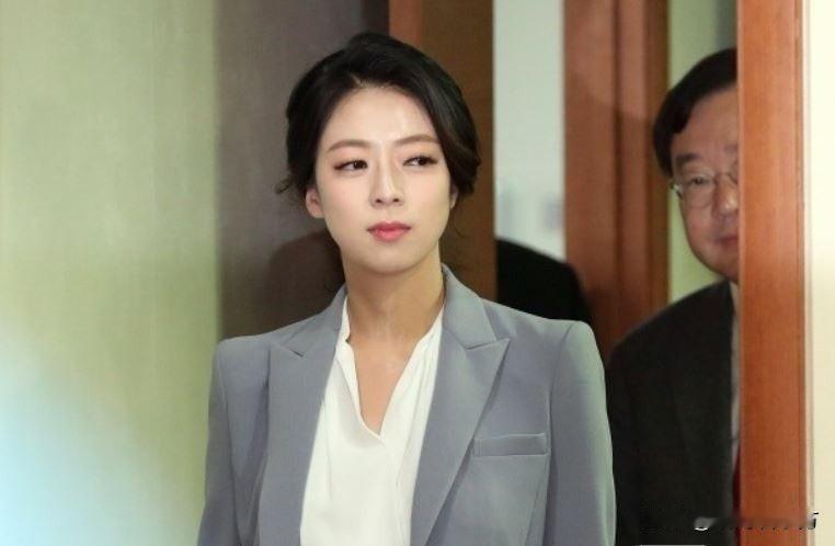 【国民力量党首尔党部负责人裴贤镇将被国民力量党清算出党】自张东赫开除韩东勋以来，