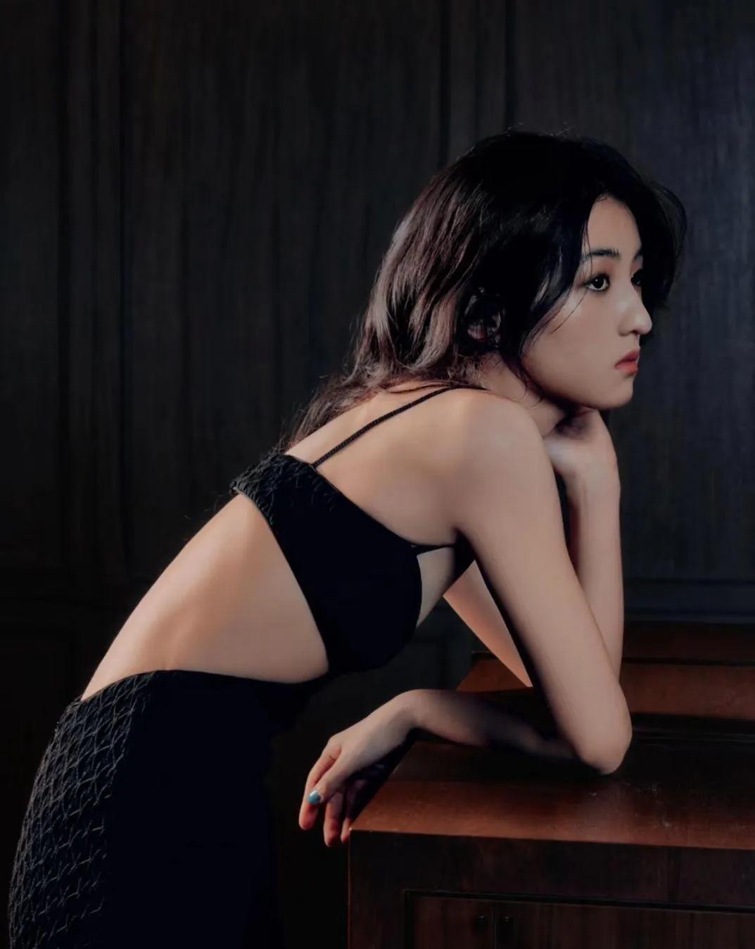 张子枫清冷氛围感直接封神✨褪去妹妹稚气，黑色吊带裙又纯又欲，每一帧都美到心