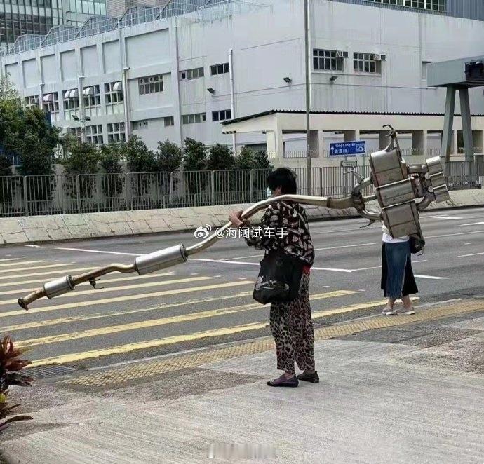 某车行拆下来的三元催化放在店里，结果被路过的老人进店拿走了~~~车行老板根据店内