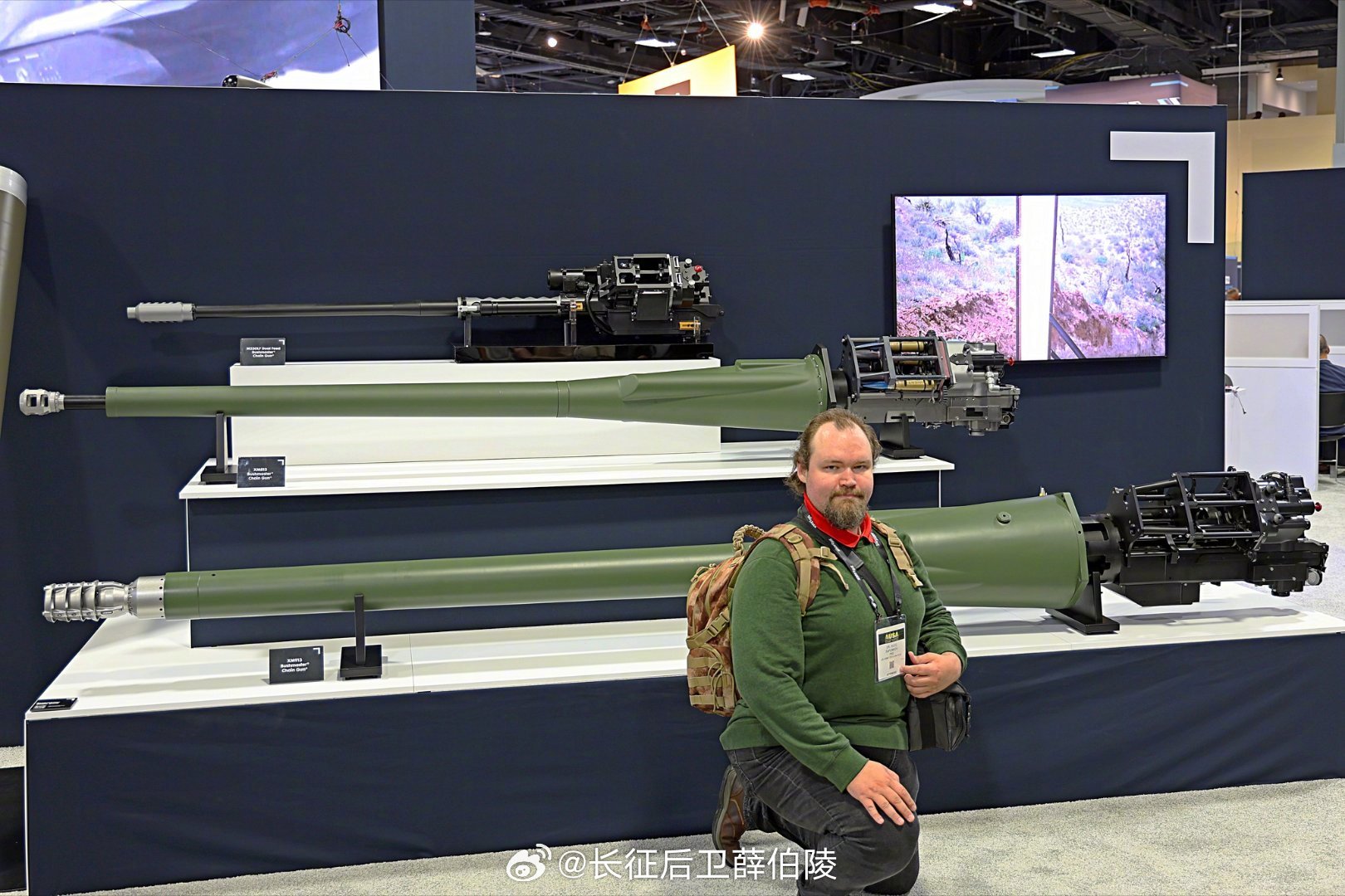 没对比没概念，XM91350毫米大毒蛇链式机枪的尺寸相当大。​​​