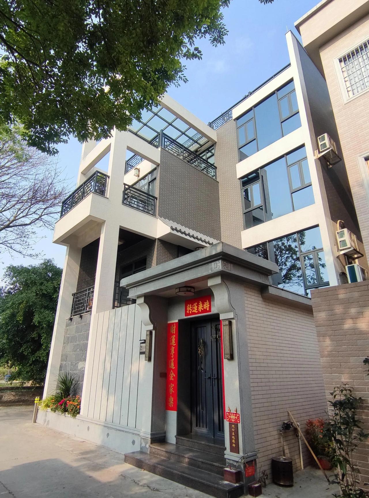 这名男子从事艺术方面的工作，对于自己老家的房子充满着很多想法，他不想千篇一律，力