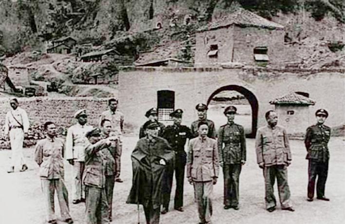 47年蒋介石唯一一次到延安，坐在毛泽东的窑洞连发三问：为什么？“1947年8月
