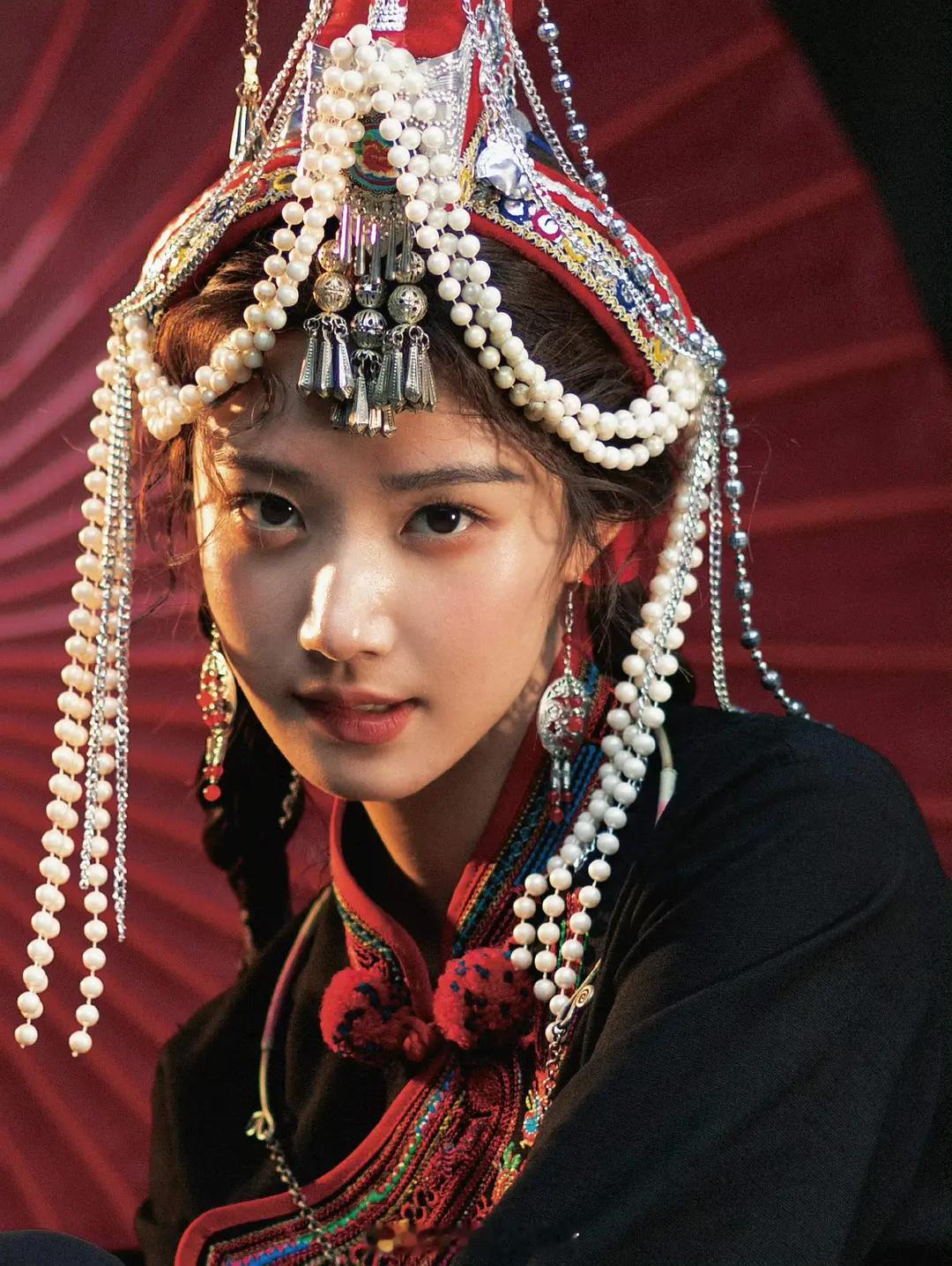 卢昱晓的畲族造型写真，她是不是很适合这种造型？卢昱晓畲族造型