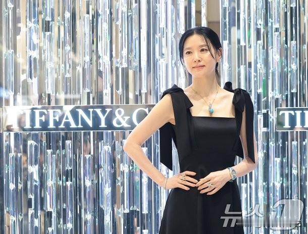 25日，演员李英爱通过Instagram上传了多张照片。照片中，李英爱亮相首尔江